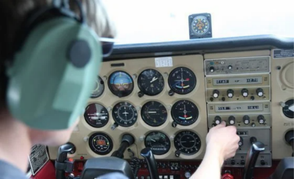 Treat your father to an introductory flight and Father's Day gift box! - Image 3