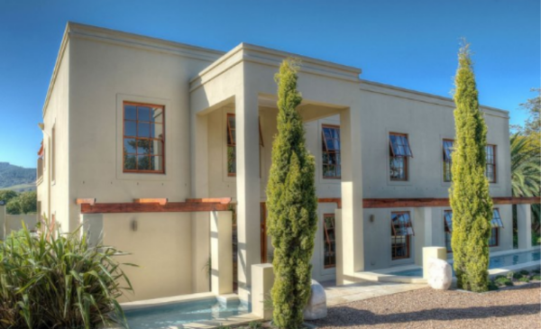 An idyllic 1 night stay in a deluxe room with breakfast for 2 - Image 2
