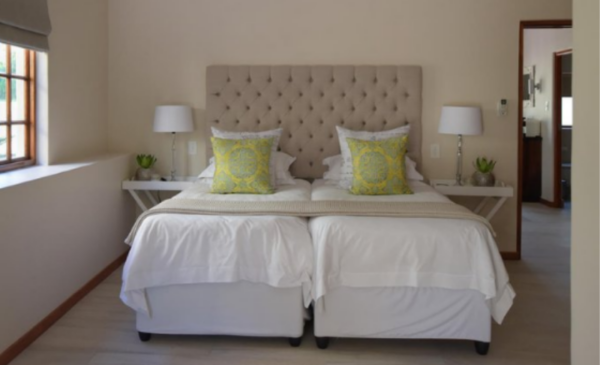An idyllic 1 night stay in a deluxe room with breakfast for 2 - Image 4