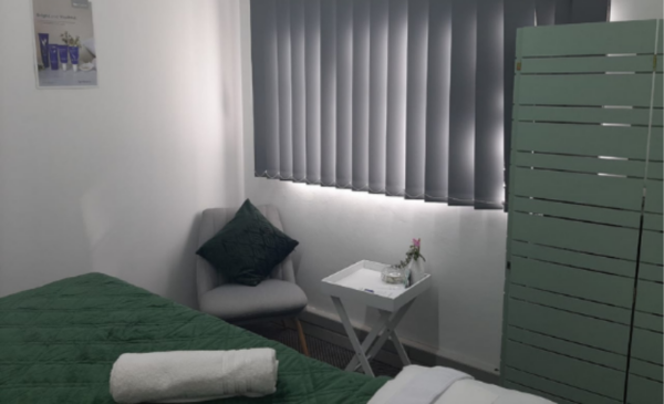 A deep cleanse facial and dermaplaning session - Image 2