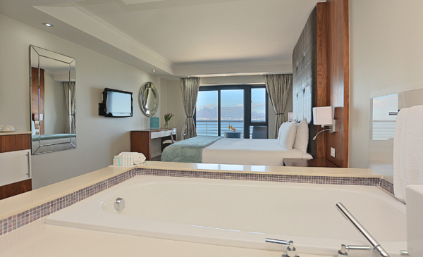 Enjoy a 1 night stay for 2 people with an exquisite view of Robben Island - Image 2