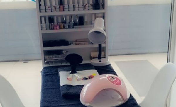 Get an affordable manicure and pedicure with gel - Image 2