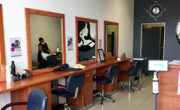 Get an affordable manicure and pedicure with gel - Image 5