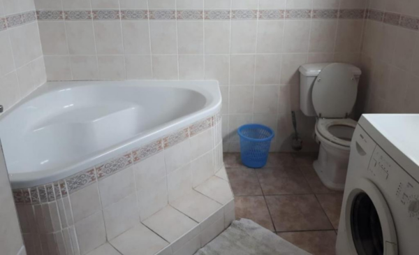 Enjoy a stay at the beach for up to 6 people in Margate - Image 4