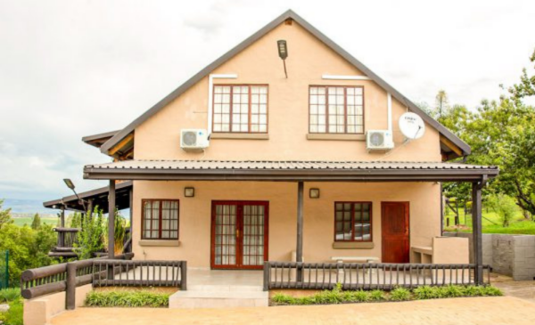 Explore the Drakensberg with a 2 night stay for 14 people at  Riverbend Berg Lodge