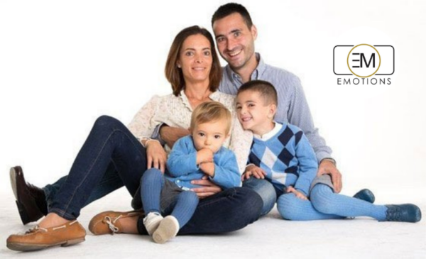 A choice between a 60 minute in-studio family photoshoot or couple's shoot - Image 4