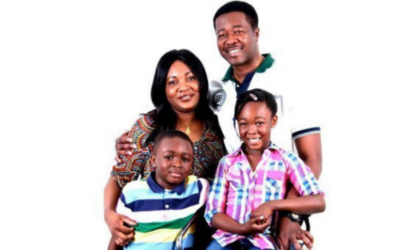 A choice between a 60 minute in-studio family photoshoot or couple's shoot - Image 3
