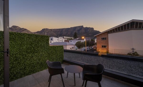 An inner-city stay with continental breakfast served - Image 6