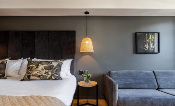 An inner-city stay with continental breakfast served - Image 2