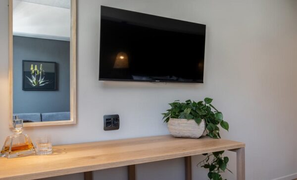 An inner-city stay with continental breakfast served - Image 9