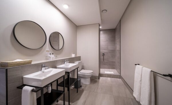 An inner-city stay with continental breakfast served - Image 10