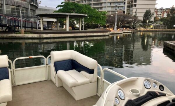 A 30-Minute Luxury Boat Cruise Tour for 4 at Point Waterfront - Image 8