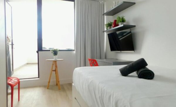 A 1-Night Studio Apartment Stay for 2 People in Woodstock - Image 2