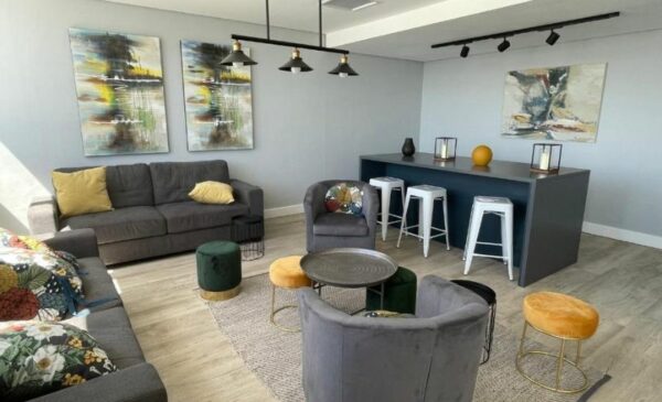 A 1-Night Studio Apartment Stay for 2 People in Woodstock - Image 10