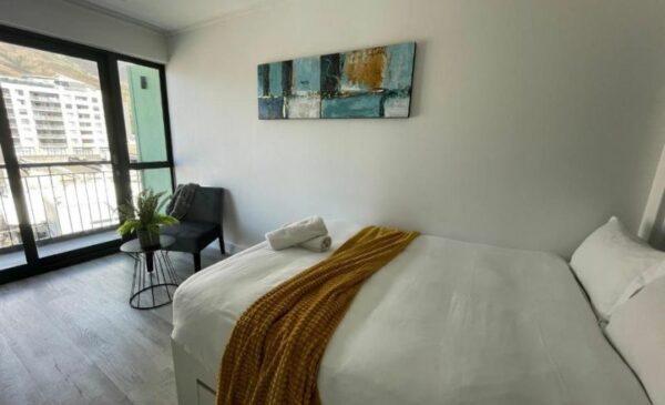 A 1-Night Studio Apartment Stay for 2 People in Woodstock - Image 4