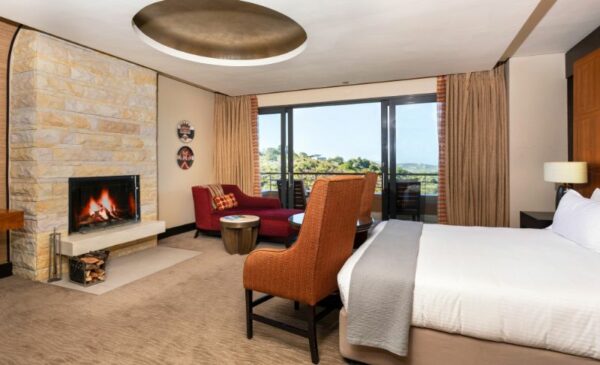 A Lavish 1-Night Stay with Breakfast and a Massage in Knysna - Image 2