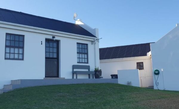 A Cosy Coastal Getaway for 4 in L'Agulhas - Image 6