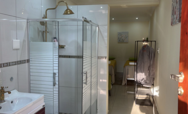 Luxuriate in a 1-hour pamper package for 2 in Melrose - Image 3