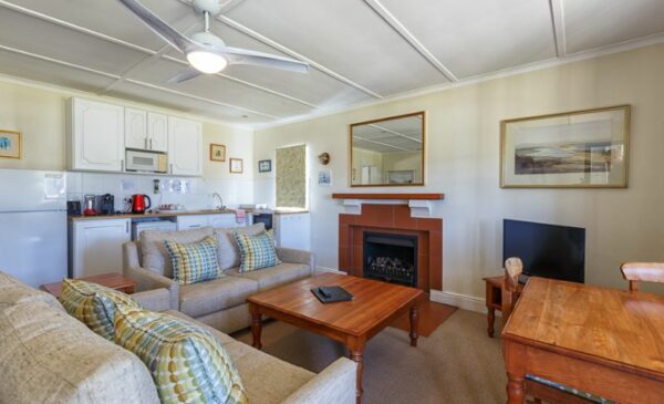 A 1-Night Stay for 2 People Including Breakfast in Knysna - Image 4