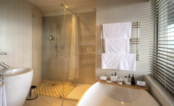 2-night stay for 2 in the Bayview Room - Image 2