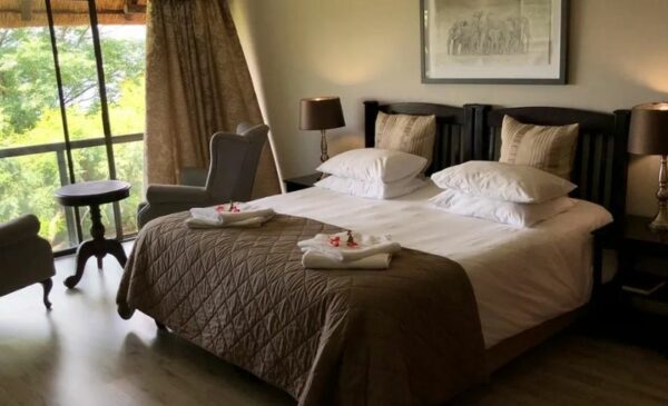 A Luxury Midweek Getaway in Hartbeespoort Including Breakfast - Image 4