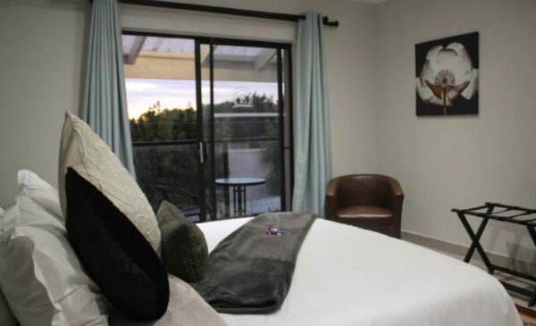 A Luxurious Coastal Getaway for 2 in Hermanus - Image 2