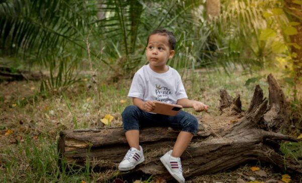 A 30-Minute Family Photoshoot for up to 5 People in Majik Forest - Image 8