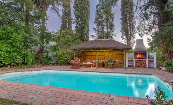 Escape to the Countryside with a Luxury Midweek Getaway for 2 People in Tulbagh - Image 9