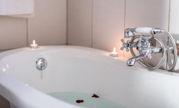 The bathroom at Alveston Manor in Middelburg