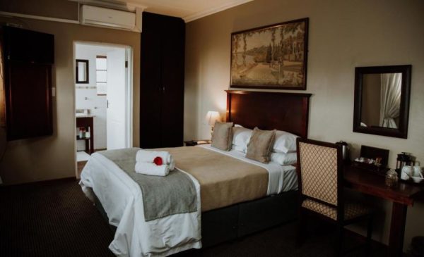 The bedroom at Alveston Manor in Middelburg