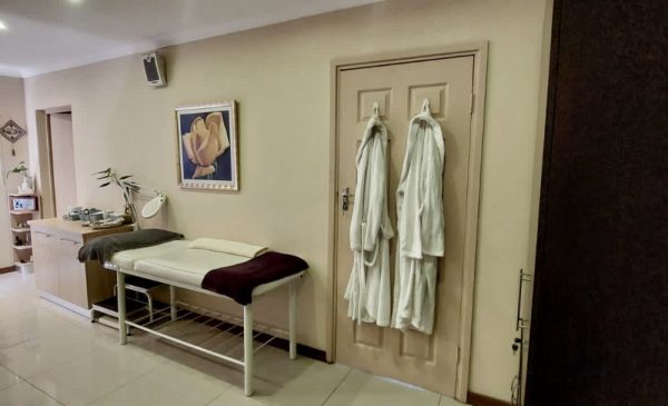 Experience Bliss and Relaxation with a Couple's French Vanilla Spa Package - Image 2