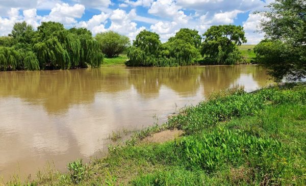 A Serene Romantic Getaway Including a Riverside Picnic and 3-Course Dinner - Image 11