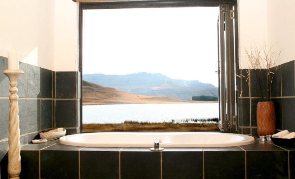 The bathroom at Sani Valley Nature Lodges in Himeville