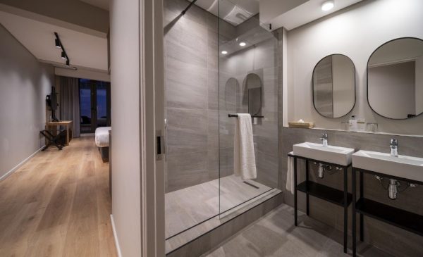1-night stay for 2 in Kloof Street - Image 4