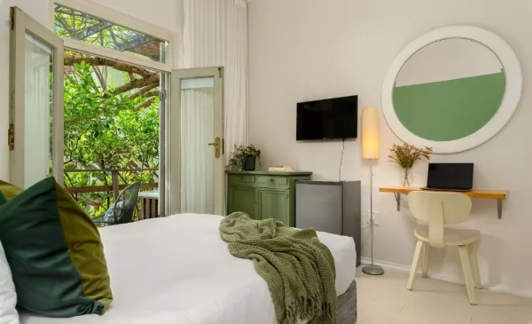 Experience the Best Cape Town Has to Offer with a 1-Night Stay in Green Point - Image 24