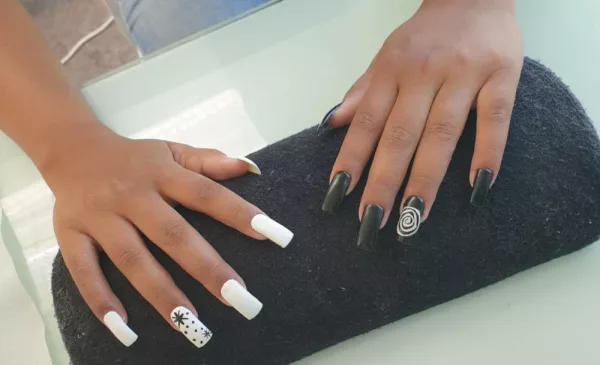 Get a Glamourous New Set of Acrylic Nails - Image 2