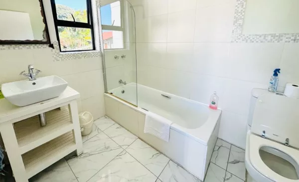 Self-catering Seaside Stay for 2 in Umhlanga Rocks - Image 3