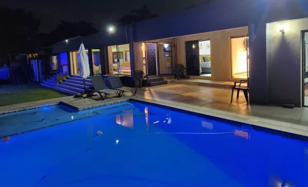 Sneaky midweek getaway for 2 in Sandton - Image 4