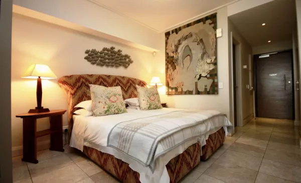 Stay in a Luxurious Holiday Apartment with Views of Table Bay, Waterfront & Devil's Peak - Image 2