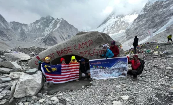 Experience the holiday of your dreams by trekking through Everest for 2 weeks - Image 5