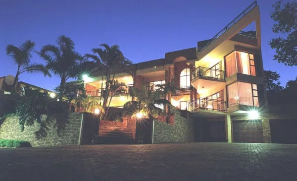 Enjoy 4-Star Accommodation Along the Sunny South Coast - Image 10