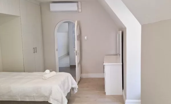 Stay with Your Family on a Luxury Estate in the Scenic Constantia Valley - Image 4