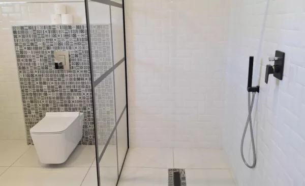 Stay with Your Family on a Luxury Estate in the Scenic Constantia Valley - Image 5