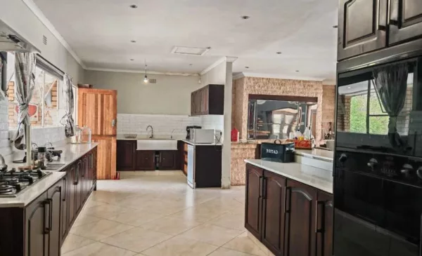 Experience Tranquility and Comfort with a Self-Catering Stay at this Charming House - Image 4