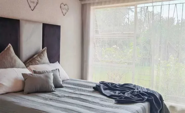 Experience Tranquility and Comfort with a Self-Catering Stay at this Charming House - Image 8